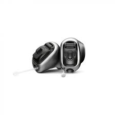 Audífono modelo Virto P-Titanium con dos ejemplares de Pallarés centro auditivo en Orihuela