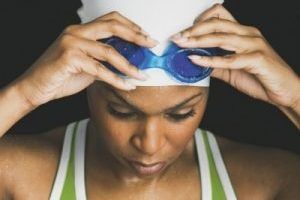 Mujer preparándose para el baño con unos tapones a medida de Pallarés centro auditivo en Orihuela