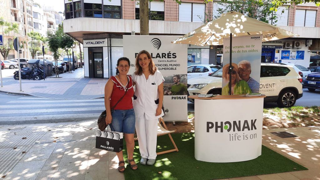 Stand de una campaña de Phonak y Pallarés Centro Auditivo en Orihuela para la prevención de la pérdida auditiva en una calle de Orihuela